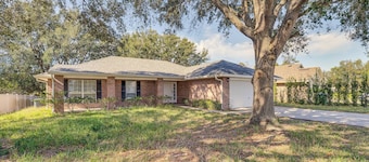 Deltona Retreat w/ Yard + Grill: Pets Welcome!