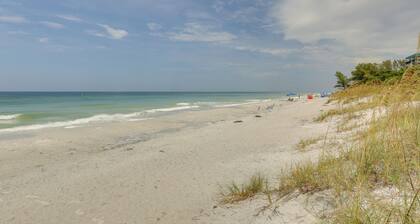 Indian Rocks Vacation Rental Condo: Steps to Beach