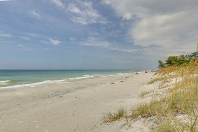 Indian Rocks Vacation Rental Condo: Steps to Beach
