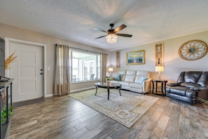 Interior - Hook, Line & Leisure: Lakefront Gem w/ Porch! (Winter Haven)
