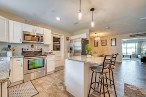 Interior - Hook, Line & Leisure: Lakefront Gem w/ Porch! (Winter Haven)
