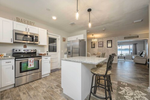 Hook, Line & Leisure: Lakefront Gem, 2 Mi to Dtwn