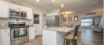 Hook, Line & Leisure: Lakefront Gem, 2 Mi to Dtwn