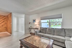 TV - Lovely Lakeland Home w/ Game Room, Near Lake! (Lakeland)