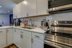 獨棟房屋 (2 Bedrooms) | 私人廚房 | 微波爐、烤箱、爐台、鍋具/餐盤/廚房用品