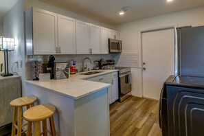 Hus (2 Bedrooms) | Eget kjøkken | Mikrobølgeovn, ovn, kokeplater og kjøkkenutstyr