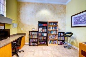 Apartment (4 Bedrooms) | Interior - Resort Getaway w/ Florida Room: 14 Mi to Disney! (Kissimmee)