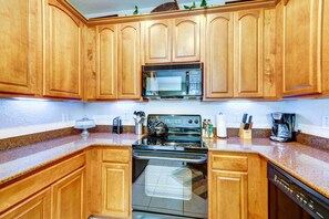 Apartment (4 Bedrooms) | Interior - Resort Getaway w/ Florida Room: 14 Mi to Disney! (Kissimmee)