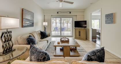 Marco Island Condo w/ Shared Pool & Hot Tub!