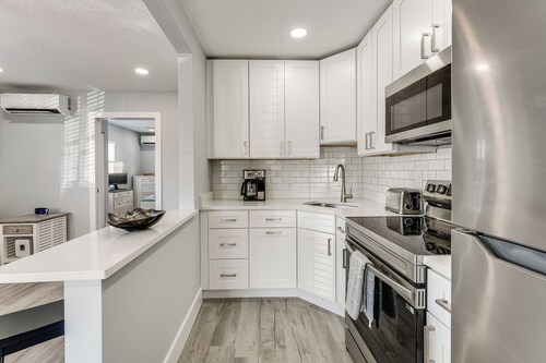 Walk to Gulf: Madeira Beach Condo w/ Patio