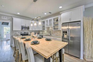 Appartement (4 Bedrooms) | Cuisine privée | Micro-ondes, four, plaque de cuisson, lave-vaisselle