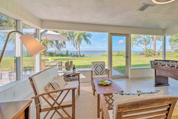 Casa (3 Bedrooms) | Área de estar | TV, DVD player, livros