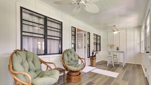 A room with two wicker chairs, a small table with stools, and a ceiling fan. - Walk to Lakes! Tropical Escape in Mount Dora (Mount Dora)