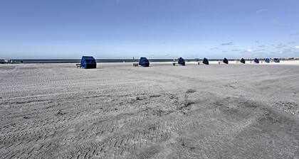 Modern Fort Myers Beach Retreat w/ Pool Access!