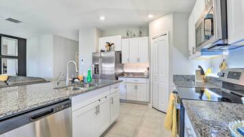 House (3 Bedrooms) | Private kitchen | Microwave, oven, stovetop, dishwasher