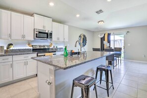 Casa (3 Bedrooms) | Cocina privada | Microondas, horno, parrilla de estufa y lavavajillas 