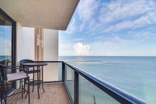 Balcony & Stunning Views: Oceanfront Condo!