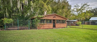 보트 하우스가 있는 평화로운 운하 전면 피난처!