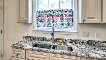 Apartment (0 Bedroom) | Private kitchen | Paper towels