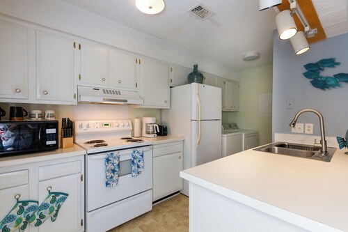 Quiet Condo ~ 10 Mi to Dtwn Pensacola