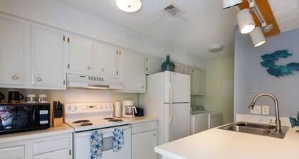 Quiet Condo ~ 10 Mi to Dtwn Pensacola