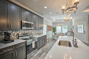 Microondas, horno, placa de cocina y lavavajillas