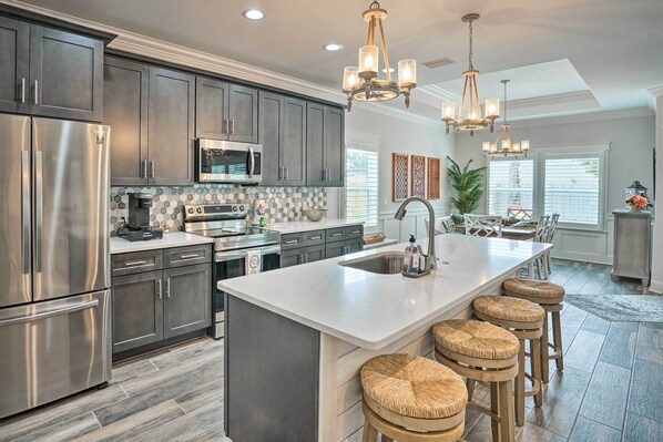 Microondas, horno, placa de cocina y lavavajillas