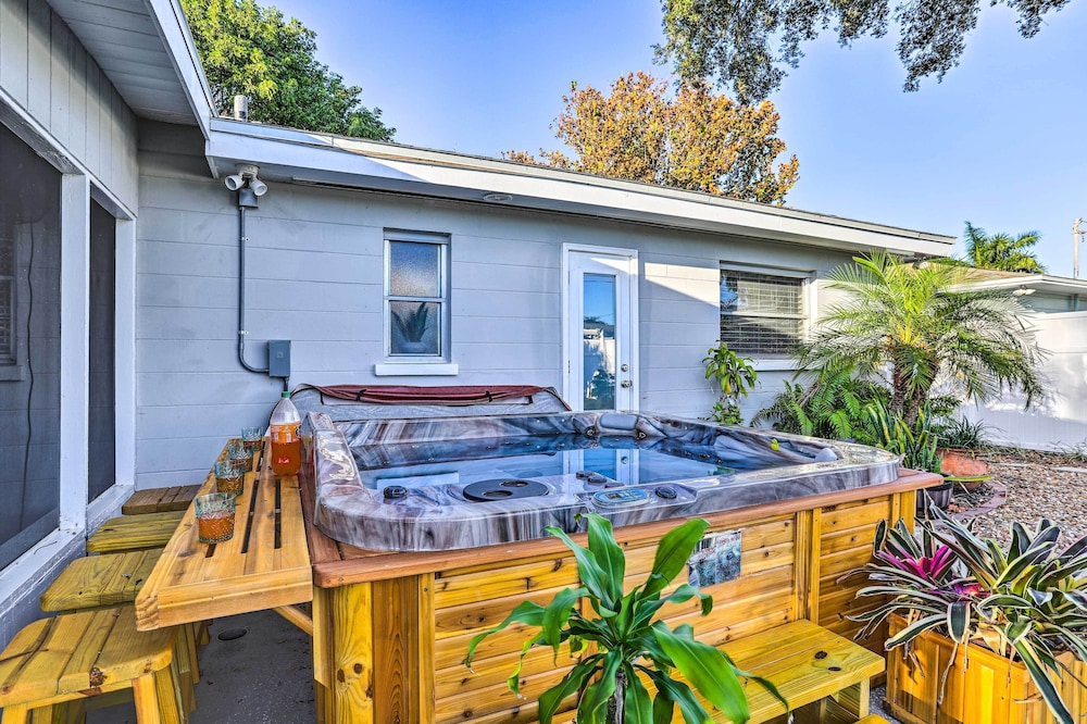 Remodeled St Petersburg Retreat w/ Hot Tub!