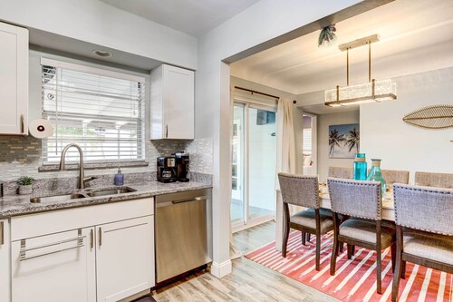 Remodeled St Petersburg Retreat w/ Hot Tub!