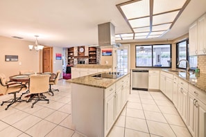 Casa (3 Bedrooms) | Cocina privada | Microondas, horno, parrilla de estufa y lavavajillas