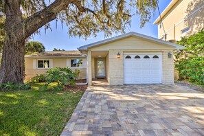 Interior - Riverfront Home w/ Putting Green & Boat Dock! (New Port Richey)
