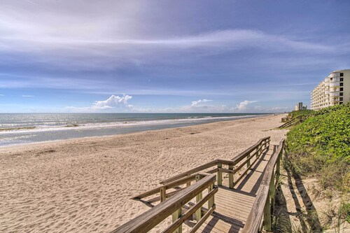 Quiet Satellite Beach Home w/ Lanai, Walk to Beach