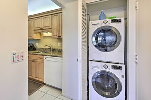 Apartment (3 Bedrooms) | Interior - < 1 Mi to Siesta Key Beach: Condo w/ Pool (Siesta Key)