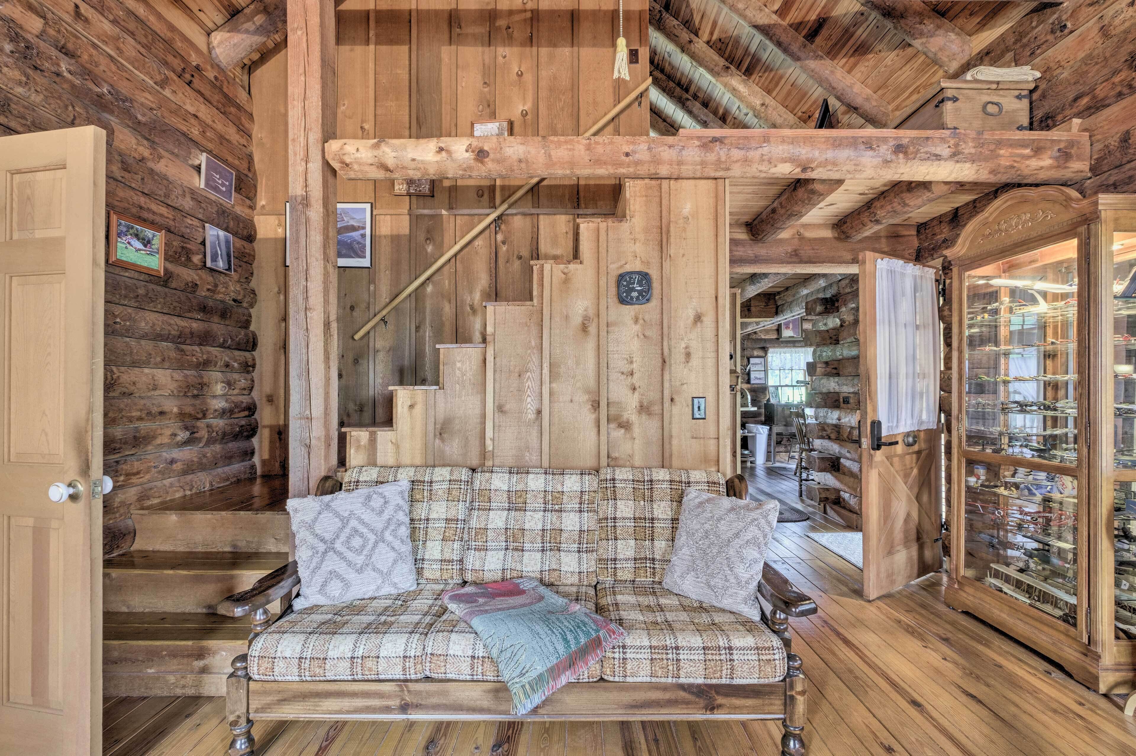 Quaint & Quiet Belleview Cabin on 35 Acres!