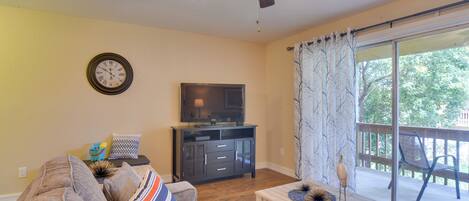 Apartment (3 Bedrooms) | Living area | TV