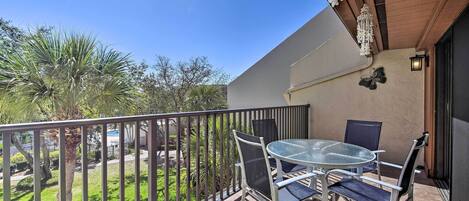 Apartment (2 Bedrooms) | Outdoor dining