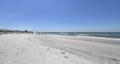 Siesta Key Condo: Resort Amenities, Walk to Beach!