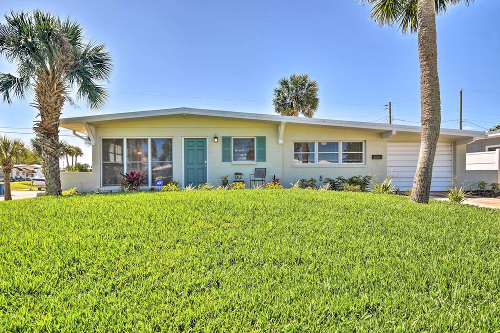 Single-story Ormond Beach Home, Walk to Water