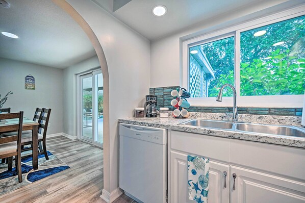 Microwave, oven, stovetop, dishwasher - Spacious Brandon Home w/ Private Outdoor Pool (Brandon)