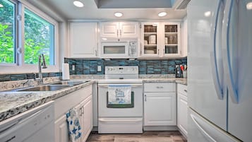 House (5 Bedrooms) | Private kitchen | Microwave, oven, stovetop, dishwasher