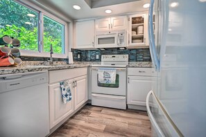 House (5 Bedrooms) | Private kitchen | Microwave, oven, stovetop, dishwasher - Spacious Brandon Home w/ Private Outdoor Pool (Brandon)