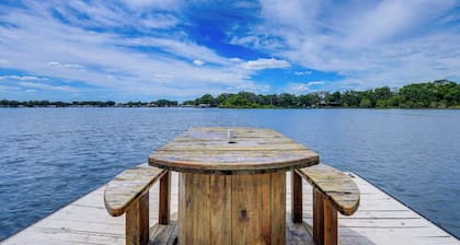 Private & Picturesque Escape on Lake Henry!