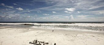 คอนโดที่ St Augustine พร้อมสระว่ายน้ำและสวนทางสด๊irect ไปยังชายหาด!