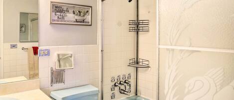 Un baño con bañera, ducha, inodoro, lavabo y espejo.