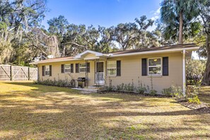 Interior - < 1 Mi to Lake Weir: Quiet Summerfield Getaway (Summerfield)