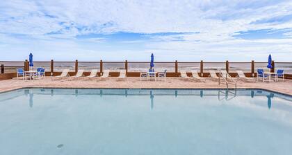 Beachfront Studio w/ Community Indoor Pool!