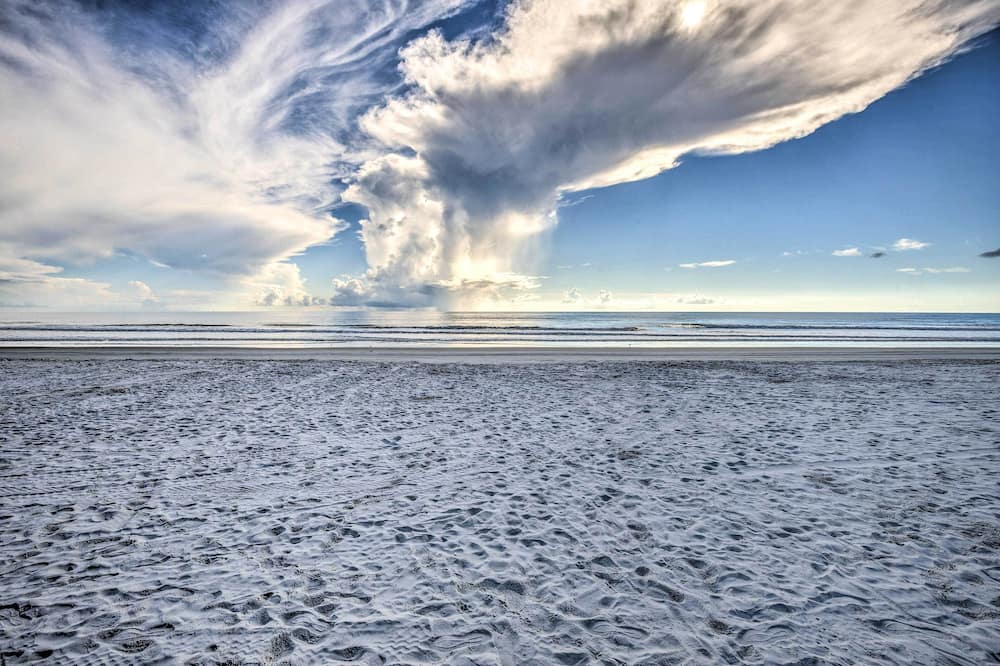 Beachfront Studio w/ Community Indoor Pool! - South Daytona, FL