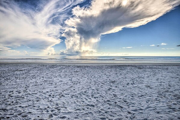 Apartment (0 Bedroom) | Interior - Beachfront Studio w/ Community Indoor Pool! (Daytona Beach)