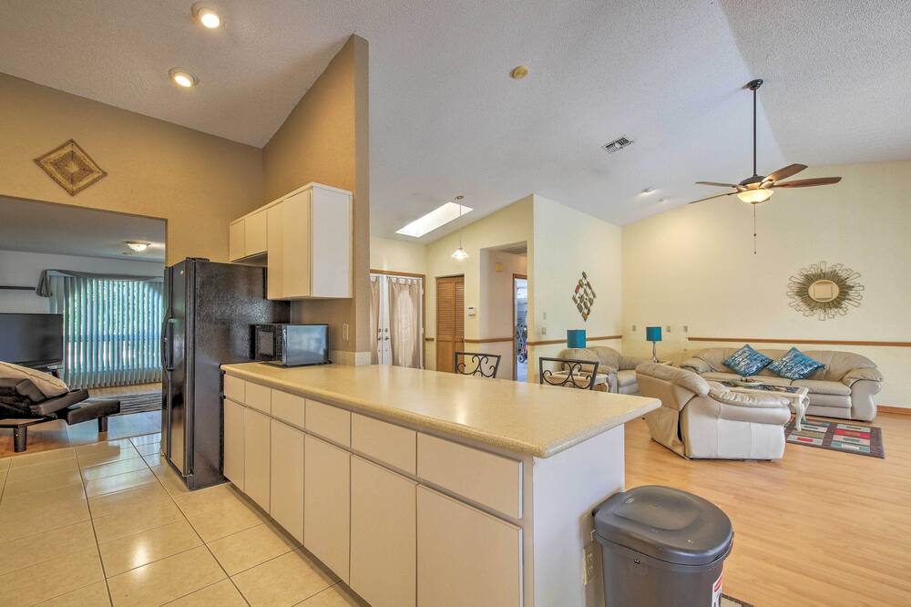 Spring Hill Home w/ Pool ~ 1 Mi to Weeki Wachee - Pine Island, FL