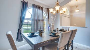 House (4 Bedrooms) | Interior